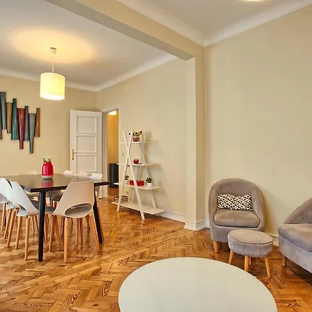 Almirante Floor / Almirante Reis Avenue 아파트