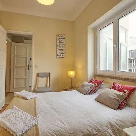 Almirante Floor / Almirante Reis Avenue 아파트