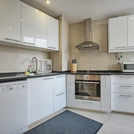 Almirante Floor / Almirante Reis Avenue 아파트