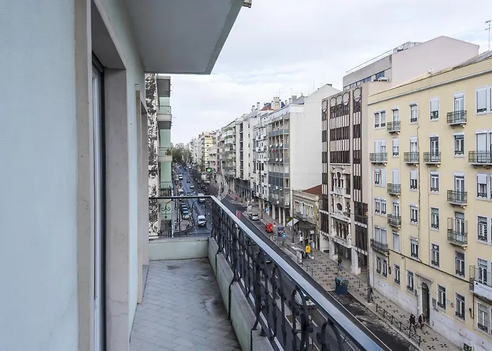 Almirante Floor / Almirante Reis Avenue דירה